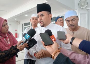 ASYRAF Wajdi Dusuki ditemui pemberita selepas Majlis Zikir di Masjid Sultan Iskandar di Bandar Dato Onn, Johor Bahru, Johor hari ini.