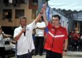 SAIFUDDIN NASUTION Ismail mengangkat tangan calon PKR, Arthur Chiong Sen Sern yang akan bertanding mempertahankan kerusi Dewan Undangan Negeri (DUN) Bukit Batu pada Majlis Pelancaran Jentera PH DUN Bukit Batu di Flat Cengal, Taman Putri, Kulai disini. UTUSAN/RAJA JAAFAR ALI