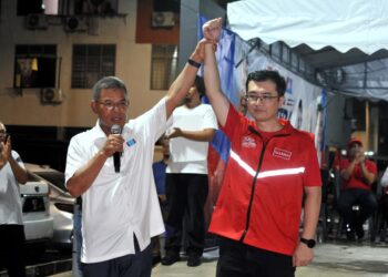 SAIFUDDIN NASUTION Ismail mengangkat tangan calon PKR, Arthur Chiong Sen Sern yang akan bertanding mempertahankan kerusi Dewan Undangan Negeri (DUN) Bukit Batu pada Majlis Pelancaran Jentera PH DUN Bukit Batu di Flat Cengal, Taman Putri, Kulai disini. UTUSAN/RAJA JAAFAR ALI