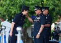 MOHD. Yusoff Mamat (kanan) memakaikan pangkat kepada pegawainya semasa perhimpunan bulanan di Ibu Pejabat Polis Kontinjen (IPK) Kelantan di Kota Bharu, Kelantan hari ini-UTUSAN/KAMARUL BISMI KAMARUZAMAN.