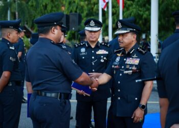 MOHD. Yusoff Mamat (kanan) bersalam dengan anggotanya semasa Perhimpunan Bulanan Polis di Ibu Pejabat Polis Kontinjen (IPK) Kelantan di Kota Bharu, Kelantan hari ini.-UTUSAN/KAMARUL BISMI KAMARUZAMAN.