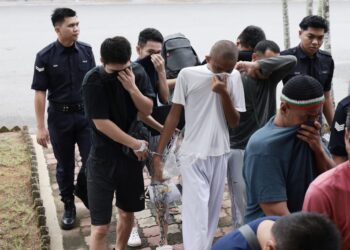 LIMA lelaki warga Jepun yang didakwa terlibat dalam sindiket ‘phone scam’ dihadapkan ke Mahkamah Majistret Bukit Mertajam, Pulau Pinang, hari ini.