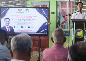WONG Kah Woh ketika berucap pada Majlis Penyerahan Surat Kelulusan Pembinaan Baharu SJKT Rajaji di George Town, Pulau Pinang hari ini.-UTUSAN/DANIAL SAAD