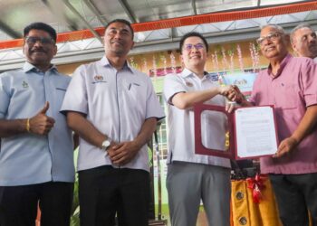 S. SUNDARAJOO (kiri) ketika menghadiri majlis penyerahan surat kelulusan pembinaan bangunan baharu SJKT Rajaji yang disempurnakan oleh Timbalan Menteri Pendidikan, Wong Kah Woh di George Town, Pulau Pinang hari ini.-UTUSAN/DANIAL SAAD