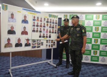 HAKEMAL Hawari (kanan) menunjukkan gambar tangkapan Pati yang menahan 35 individu dalam satu serbuan di Markas Briged Tengah PGA Cheras, di sini hari ini.