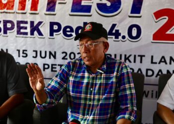 MAHDZIR Khalid ketika ditemui pada sidang akhbar program Durian Fest @ Prospek Pedu 4.0 2026 di Bukit Langsat, Kampung Padang Setol, Pedu, hari ini. - UTUSAN/ SHAHIR NOORDIN