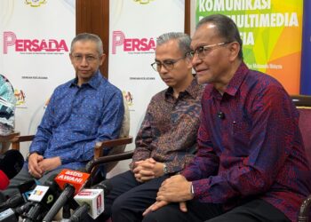 DZULKEFLY Ahmad sewaktu berucap pada sidang akhbar selepas Majlis Menandatangani Memorandum Persefahaman (MoU) bagi Pelaksanaan Inisiatif Pemacu Ekosistem dan Ketersambungan Kesihatan Digital Negara (PERSADA) antara KKM dan Suruhanjaya Komunikasi dan Multimedia Malaysia (MCMC) di Putrajaya hari ini.