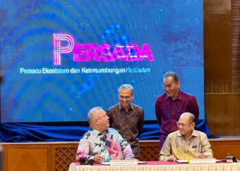 FAHMI Fadzil dan Datuk Seri Dr Dzulkefly Ahmad menyaksikan Majlis Menandatangani Memorandum Persefahaman (MoU) bagi Pelaksanaan Inisiatif Pemacu Ekosistem dan Ketersambungan Kesihatan Digital Negara (PERSADA) antara Kementerian Kesihatan (KKM) dan MCMC di sini hari ini.