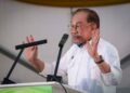 ANWAR Ibrahim sewaktu berucap pada Majlis Pecah Tanah Perumahan Kekal bagi Penduduk Rumah Panjang Bukit Kiara di sini hari ini. - UTUSAN/MUHAMAD IQBAL ROSLI