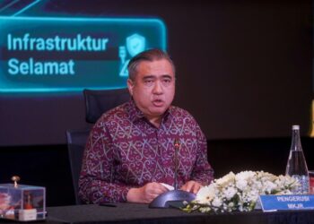 ANTHONY Loke ketika mempengerusikan Mesyuarat Agung Tahunan Majlis Keselamatan Jalan Raya Ke-62 di Sepang. - UTUSAN/FAISOL MUSTAFA