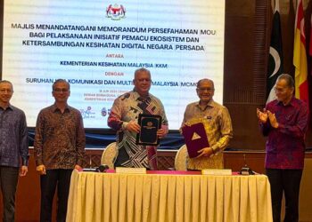 DZULKEFLY Ahmad bersama Fahmi Fadzil menyaksikan MoU inisiatif PERSADA di Putrajaya.