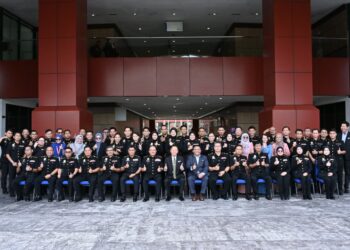 ABD. Halim Aman (tengah) selepas mengadakan lawatan ke Pejabat SPRM Sabah di Kompleks Pentadbiran Kerajaan Persekutuan hari ini.