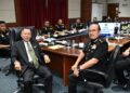 ABD. Halim Aman (kiri) sewaktu mengadakan lawatan ke Pejabat SPRM Sabah di di Bangunan Kompleks Pentadbiran Kerajaan Persekutuan di Kota Kinabalu, semalam.