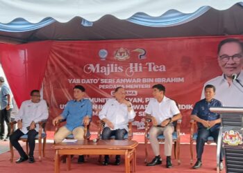 ANWAR Ibrahim (tengah) menghadiri Majlis Hi-Tea bersama Nelayan, Petani dan Penduduk di Pantai Leka, Parit Jawa, Parit Jawa, Muar hari ini.