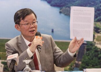 CHOW Kon Yeow ketika ditemui pemberita di George Town, Pulau Pinang hari ini.-UTUSAN/DANIAL SAAD