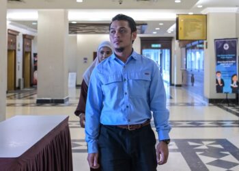 RADEN Mohd. Azrul Amirulla yang berdepan dakwaan memuat naik hantaran berunsur hasutan dan penghinaan terhadap institusi Yang di-Pertuan Agong selepas didakwa di Mahkamah Sesyen, di sini hari ini. - UTUSAN/SYAKIR RADIN