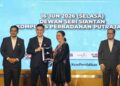 WONG Kah Woh menyampaikan Anugerah Perkhidmatan Cemerlang (APC) kepada salah seorang warga KPM di Putrajaya.