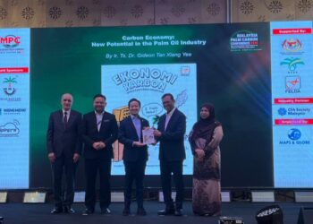 ARTHUR Joseph Kurup sewaktu merasmikan majlis Malaysia Palm Oil Carbon Conference 2026 di Menara FELDA Kuala Lumpur, hari ini.