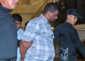 DUA rakan yang didakwa selepas terlibat dalam kes rompakan rantai emas bernilai lebih RM32,000 ketika diiringi anggota polis ke Mahkamah Sesyen, di sini hari ini. - UTUSAN/SYAKIR RADIN