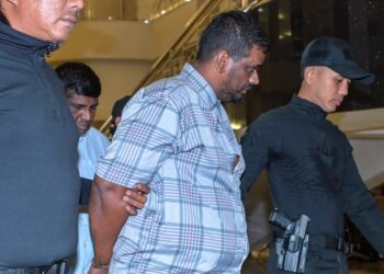 DUA rakan yang didakwa selepas terlibat dalam kes rompakan rantai emas bernilai lebih RM32,000 ketika diiringi anggota polis ke Mahkamah Sesyen, di sini hari ini. - UTUSAN/SYAKIR RADIN
