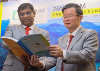 CHOW Kon Yeow (kanan) bersama K. Pathmanathan selepas majlis perasmian AGM ke-26 PBAHB di George Town, Pulau Pinang hari ini.-UTUSAN/DANIAL SAAD