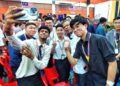 SAIFUDDIN Nasution Ismail berswafoto bersama pelajar pada Program Citra Negara: Sekolah Selamat di Kolej Tingkatan Enam Tunku Muhriz, Seremban, hari ini. - UTUSAN/MOHD SHAHJEHAN MAAMIN