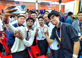 SAIFUDDIN Nasution Ismail berswafoto bersama pelajar pada Program Citra Negara: Sekolah Selamat di Kolej Tingkatan Enam Tunku Muhriz, Seremban, hari ini. - UTUSAN/MOHD SHAHJEHAN MAAMIN