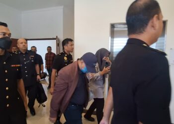 FAKHRUDIN Abd. Karim diiring pegawai SPRM ketika dihadapkan ke Mahkamah Sesyen, Shah Alam, Selangor atas 158 pertuduhan rasuah, semalam.