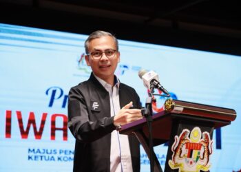 FAHMI Fadzil semasa berucap pada majlis di Kota Bharu, Kelantan hari ini-UTUSAN/KAMARUL BISMI KAMARUZAMAN.