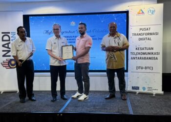 FAHMI Fadzil (dua kiri) menyampaikan  Watikah Pelantikan Pengerusi Panel Penasihat Pusat Sebaran Maklumat Nasional (Nadi) Negeri Kelantan di Kota Bharu, Kelantan.