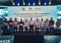ANTHONY Loke Siew Fook (tengah) bergambar bersama penerima lesen E (Bersendi) ketika menghadiri Program Dampingi Rakyat di Pelabuhan Johor, Pasir Gudang.