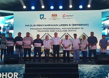 ANTHONY Loke Siew Fook (tengah) bergambar bersama penerima lesen E (Bersendi) ketika menghadiri Program Dampingi Rakyat di Pelabuhan Johor, Pasir Gudang.