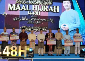 MENTERI Besar Johor, Datuk Onn Hafiz Ghazi bergambar bersama penerima Anugerah Maal Hijrah sempena Sambutan Maal Hijrah 1448H Peringkat Negeri Johor di Dewan Utama Majlis Bandaraya Iskandar Puteri (MBIP), di sini. UTUSAN/RAJA JAAFAR ALI