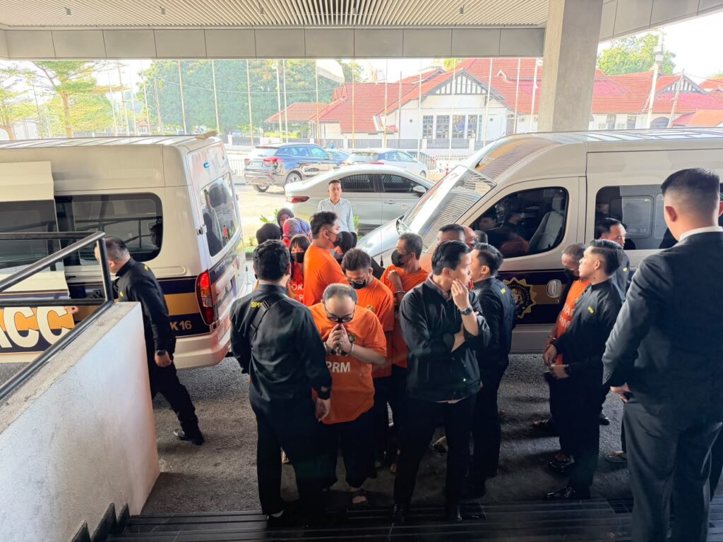 13 including director, former director of govt agency arrested for RM2.5 million graft