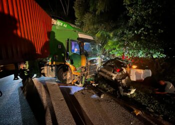 DUA beranak maut setelah Proton X70 yang dinaiki lima sekeluarga terlibat kemalangan dengan sebuah treler di Taman Lestari Hijau, Kulai, malam tadi.