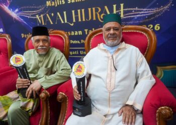 DR Osman Bakar dan Dr. Ahmad Al-Raysuni bersama anugerah yang diterima pada Majlis Sambutan Maal Hijrah Peringkat Kebangsaan 1448H di Masjid Putra, Putrajaya. - UTUSAN/FAISOL MUSTAFA