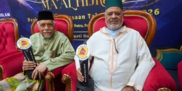 DR Osman Bakar dan Dr. Ahmad Al-Raysuni bersama anugerah yang diterima pada Majlis Sambutan Maal Hijrah Peringkat Kebangsaan 1448H di Masjid Putra, Putrajaya. - UTUSAN/FAISOL MUSTAFA