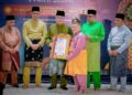 Mohd. Ali Mohd. Rustam menyampaikan Anugerah Tokoh Maal Hijrah (Abu Bakar As-Siddiq) kepada Abdul Rahim pada Majlis Sambutan Maal Hijrah 1448H Peringkat Negeri Melaka Tahun 2026M ‘MADANI Dihayati Ummah Diberkati’ di Masjid Al-Falihin, Kampung Alai, Telok Mas malam tadi.