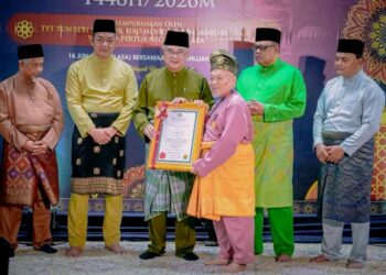 Mohd. Ali Mohd. Rustam menyampaikan Anugerah Tokoh Maal Hijrah (Abu Bakar As-Siddiq) kepada Abdul Rahim pada Majlis Sambutan Maal Hijrah 1448H Peringkat Negeri Melaka Tahun 2026M ‘MADANI Dihayati Ummah Diberkati’ di Masjid Al-Falihin, Kampung Alai, Telok Mas malam tadi.