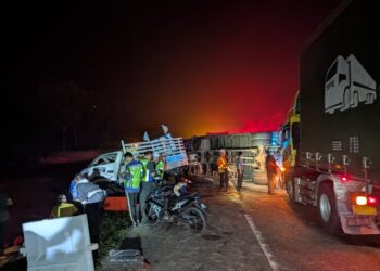 DUA pekerja penyelenggaraan lebuh raya maut dilanggar lori membawa muatan ayam di kilometer 49.3 Lebuh Raya Utara-Selatan, Kulai, awal pagi tadi.