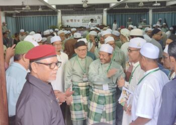 MOHD. Amar Nik Abdullah (kiri) semasa mengiringi Mohd. Nassuruddin Daud yang hadir merasmikan Mesyuarat Agung Pas Kawasan Pengkalan Chepa, Kota Baru, Kelantan hari ini-UTUSAN/YATIMIN ABDULLAH.