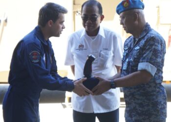 Mohamed Khaled Nordin menyaksikan Halil Gul mewakili Turkish Aerospace Industries (TAI) menyerahkan momento kepada Muhamad Norazlan Aris, selepas Majlis Peluncuran Aset UAS MALE ANKA-S di Pangkalan Udara Labuan, kelmarin. – IHSAN MINDEF