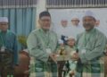 MOHD. Amari Nik Abdullah (kiri) menyerahkan cenderamata kepada Mohd. Nassuruddin Daud yang hadir merasmikan Mesyuarat Agung Pas Kawasan Pengkalan Chepa, Kota Bharu, Kelantan-UTUSAN/YATIMIN ABDULLAH.