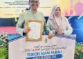 ABDUL Rahman Mohamed bersama isteri, Datin Seri Roslina Ahmad Mohamad, 61, selepas dipilih sebagai penerima anugerah Tokoh Maal Hijrah Pulau Pinang 2026 dalam satu majlis sambutan yang diadakan di Balik Pulau, Pulau Pinang hari ini.-UTUSAN/SAFINA RAMLI