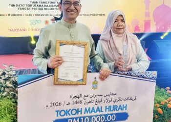 ABDUL Rahman Mohamed bersama isteri, Datin Seri Roslina Ahmad Mohamad, 61, selepas dipilih sebagai penerima anugerah Tokoh Maal Hijrah Pulau Pinang 2026 dalam satu majlis sambutan yang diadakan di Balik Pulau, Pulau Pinang hari ini.-UTUSAN/SAFINA RAMLI