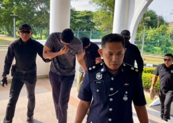 MOHD Zulhilmi Aqwa A. Rahman dan Mohamad Johan Iskandar Shah Jeffry Pidin dituduh mengangkut migran warga Myanmar yang diseludup di Mahkamah Sesyen Alor Setar, hari ini.