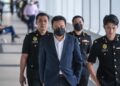 ILIYAS Jamil yang didakwa atas tujuh pertuduhan meminta dan menerima rasuah ketika diiringi pegawai Suruhanjaya Pencegahan Rasuah Malaysia (SPRM) di Mahkamah Sesyen Kuala Lumpur, di sini hari ini. - UTUSAN/SYAKIR RADIN