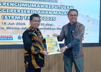 RAISIN Saidin (kiri) menerima keputusan peperiksaan Sijil Tinggi Persekolahan Malaysia (STPM) 2025.-UTUSAN/RAEESAH HANAN