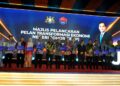 MENTERI Besar Johor, Datuk Onn Hafiz Ghazi menunjukkan buku Pelan Transformasi Ekonomi Negeri Johor (JETP) sempena Majlis Pelancaran JETP di Pusat Konvensyen Antarabangsa Persada, Johor Bahru disini. UTUSAN/RAJA JAAFAR ALI