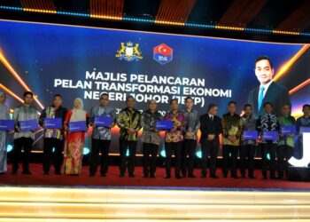 MENTERI Besar Johor, Datuk Onn Hafiz Ghazi menunjukkan buku Pelan Transformasi Ekonomi Negeri Johor (JETP) sempena Majlis Pelancaran JETP di Pusat Konvensyen Antarabangsa Persada, Johor Bahru disini. UTUSAN/RAJA JAAFAR ALI